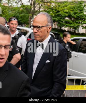 Washington DC, Stati Uniti. 29th Apr, 2023. Lester Holt verrà alla cena della Casa Bianca dei Corintervistati a Washington DC il 29 aprile 2023. (Foto di Andrew Thomas/NurPhoto)0 Credit: NurPhoto SRL/Alamy Live News Credit: NurPhoto SRL/Alamy Live News Foto Stock