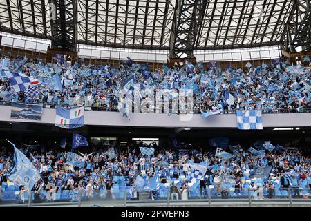 Napoli, Italia. 30th Apr, 2023. I tifosi di Napoli fanno il tifo prima della Serie Una partita di calcio tra SSC Napoli e US Salernitana allo stadio Diego Armando Maradona di Napoli (Italia), 30th aprile 2023. Credit: Insidefoto di andrea staccioli/Alamy Live News Foto Stock