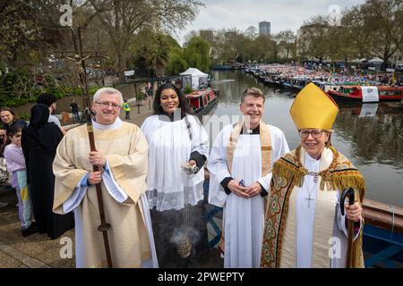 Londra, Regno Unito. 30 aprile 2023. Dame Sarah Elisabeth Mullally, Vescovo di Londra, E il clero della Chiesa di St Saviour a Warwick Avenue prestano un servizio mentre le barche a remi decorate con bunting colorato e altre decorazioni in stile festival prendono parte all'Inland Waterways Association (IWA) Canalway Cavalcade a Little Venice per celebrare il meglio della vita sui corsi d'acqua di Londra e della sua comunità. L'evento si svolge durante il fine settimana della Bank Holiday di inizio maggio e festeggia il suo 40th° anniversario quest'anno. Credit: Stephen Chung / Alamy Live News Foto Stock