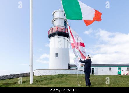 Galley Head, Cork, Irlanda. 30th aprile 2023. Il guardiano del guardiano Gearld Butler alza le bandiere prima dell'apertura del faro al pubblico a Galley Head, Co. Cork, Irlanda.- Credit; David Creedon / Alamy Live News Foto Stock