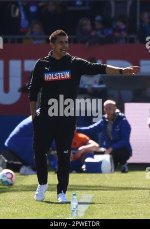 30 aprile 2023, Schleswig-Holstein, Kiel: Calcio: 2nd Bundesliga, Holstein Kiel - Darmstadt 98, Giornata 30, Stadio Holstein. Marcel Rapp, allenatore di Kiel, dà istruzioni ai suoi giocatori durante il gioco. Foto: Gregor Fischer/dpa - NOTA IMPORTANTE: Conformemente ai requisiti della DFL Deutsche Fußball Liga e della DFB Deutscher Fußball-Bund, è vietato utilizzare o utilizzare fotografie scattate nello stadio e/o della partita sotto forma di sequenze di immagini e/o serie di foto simili a un video. Foto Stock