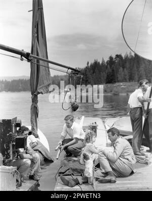 GARY COOPER SHIRLEY TEMPLE sul set Candid, girato sul lago Arrowhead NOW AND FOREVER 1934, regista HENRY HATHAWAY Costume Design TRAVIS BANTON Paramount Pictures Foto Stock