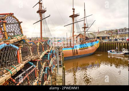 Replica di HMS endevour nel porto di Whitby Foto Stock