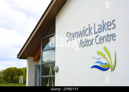 Indicazioni per il centro visitatori presso Stanwick Lakes vicino a Rushden, Northamptonshire, Inghilterra, Regno Unito Foto Stock