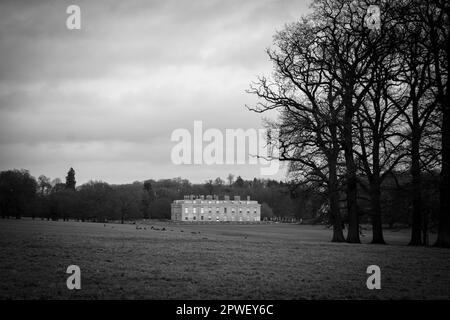 Vista esterna sui campi verso Althorp House, Northamptonshire, Inghilterra, Regno Unito. Casa ancestrale della famiglia Spencer Foto Stock