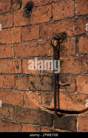 Gancio metallico indossato durante l'uso presso la proprietà del National Trust di Calke Abbey a Ticknall, Derby, Inghilterra Foto Stock