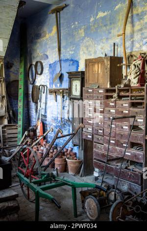 Interno del Gardener's Shed a Calke Abbey, proprietà del National Trust nel Derbyshire Foto Stock