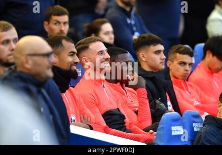 Alexis Mac Allister di Brighton si presenta felice sul banco dei sub durante la partita della Premier League tra Brighton & Hove Albion e Wolverhampton Wanderers all'American Express Community Stadium , Brighton , Regno Unito - 29th aprile 2023. Foto Simon Dack / Telephoto immagini. Solo per uso editoriale. Nessun merchandising. Per le immagini di calcio si applicano le restrizioni di fa e Premier League inc. Nessun utilizzo di Internet/cellulare senza licenza FAPL - per i dettagli contattare Football Dataco Foto Stock