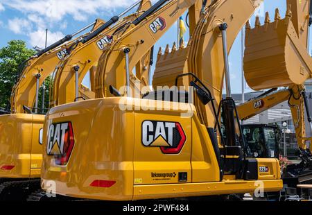 Belgrado, Serbia - 27 aprile 2022: Escavatori CATERPILLAR all'esposizione edilizia di Belgrado nell'Europa sudorientale Foto Stock