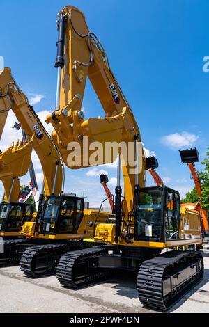 Belgrado, Serbia - 27 aprile 2022: Escavatori CATERPILLAR all'esposizione edilizia di Belgrado nell'Europa sudorientale Foto Stock