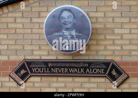 Liverpool, Regno Unito. 30th Apr, 2023. Una targa all'interno del Kop in memoria di Gerry Marsden, cantante di voi non camminerà mai da solo. Incontro della Premier League, Liverpool contro Tottenham Hotspur ad Anfield a Liverpool domenica 30th aprile 2023. Questa immagine può essere utilizzata solo per scopi editoriali. Solo per uso editoriale, licenza richiesta per uso commerciale. Non è utilizzabile nelle scommesse, nei giochi o nelle pubblicazioni di un singolo club/campionato/giocatore. pic di Chris Stading/Andrew Orchard sports photography/Alamy Live news Credit: Andrew Orchard sports photography/Alamy Live News Foto Stock