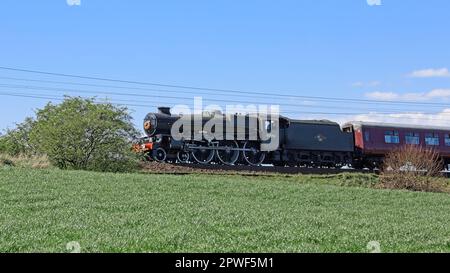 Eaglesfield, Scozia - 20 aprile 2023: La LMS Jubilee Class 45596 Bahamas vintage Locomotiva britannica a vapore in viaggio verso Carlisle, Inghilterra Foto Stock