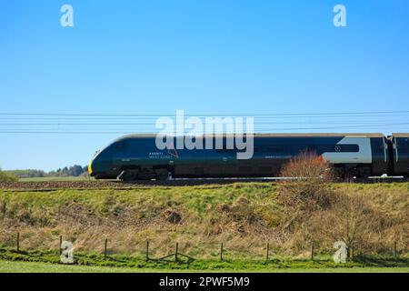 Eaglesfield, Scozia - 20 aprile 2023: Avanti West Coast treno britannico classe 390 Pendolino in direzione di Carlisle, Inghilterra Foto Stock