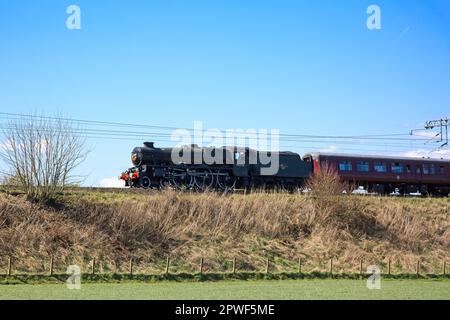 Eaglesfield, Scozia - 20 aprile 2023: La LMS Jubilee Class 45596 Bahamas vintage Locomotiva britannica a vapore in viaggio verso Carlisle, Inghilterra Foto Stock