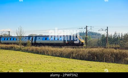 Tundergarth , Scozia - 18 aprile 2023: Treno Super Voyager Avanti West Coast in viaggio verso Lockerbie Scotland Foto Stock