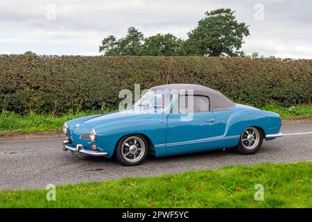 1963 60s Volkswagen Karmann Ghia Grey Car benzina 1192 cc; auto classica isolata che viaggia su una corsia di campagna a Congleton, Regno Unito Foto Stock