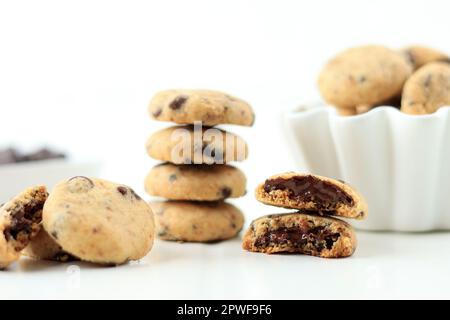 Mini biscotti al cioccolato fuso su un tavolo di legno bianco Foto Stock