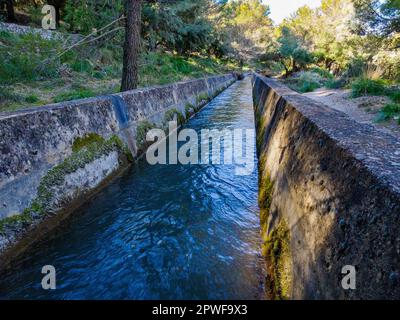 Il Canal des Embassaments un canale di cemento che alimenta l'acqua nei bacini di Cuber e Gorg Blau nei Monti Tramuntana di Maiorca in Spagna Foto Stock