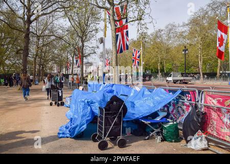 Londra, Regno Unito. 30th aprile 2023. I superfan reali hanno iniziato a campeggiare vicino a Buckingham Palace nel Mall più di una settimana prima dell'incoronazione di Re Carlo III John Loughrie e Sky London sono arrivati in prima fila per la processione dell'incoronazione e si sono accampati da giovedì 27 aprile. Foto Stock