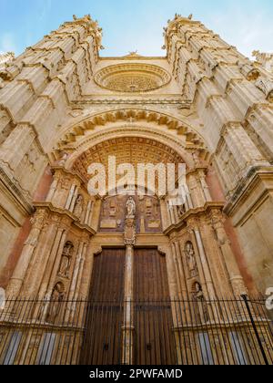 Guardando in alto il grande portale d'ingresso e il rosone della Cattedrale di Santa Maria de Palma a Maiorca Foto Stock