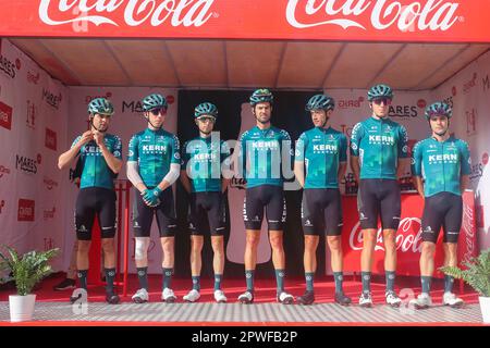 Cangas del Narcea, Spagna, 30th aprile, 2023: I piloti del Team Kern Pharma alla presentazione del team durante la 3rd tappa della Vuelta a Asturias 2023 tra Cangas del Narcea e Oviedo, il 30 aprile 2023, a Cangas del Narcea, Spagna. Credit: Alberto Brevers / Alamy Live News Foto Stock