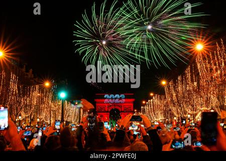 Parigi, Francia - 1st gennaio 2023 : fuochi d'artificio di Capodanno sull'Arco di Trionfo (arco trionfale) sugli Champs Elysées a Parigi per celebrare il pas Foto Stock