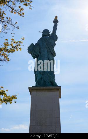 Statua della libertà sull'isola dei cigni nel centro della Senna a Parigi, Francia - di fronte ad ovest, questa scultura in rame è un dono dell'Ame Foto Stock