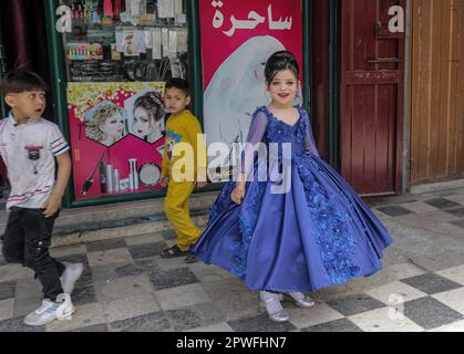 Gaza, Palestina. 28th Apr, 2023. Una ragazza palestinese si trova vicino alla loro casa nel campo profughi di Jabalia, nella striscia di Gaza settentrionale. (Foto di Mahmoud Issa/SOPA Images/Sipa USA) Credit: Sipa USA/Alamy Live News Foto Stock