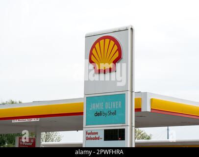 Logo Shell plc su un cartello della stazione di servizio. Foto Stock