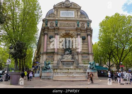 Place Saint-Michel, piazza pubblica al confine tra 5th e 6th circoscrizioni nel quartiere Latino, Parigi, Francia. Foto Stock