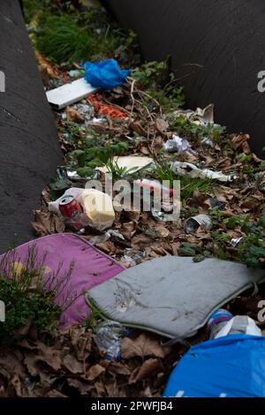 Rifiuti scaricati illegalmente su un pezzo di terra desolata a Chiswick West London UK Foto Stock