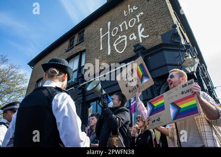 Londra, Regno Unito. 29th aprile 2023. Anti-fascisti, persone LGBTIQA+ e residenti locali si oppongono a una piccola protesta da parte dei sostenitori di Turning Point UK contro un evento Drag Queen Story Time al pub Honor Oak di Forest Hill. Turning Point UK, così come i gruppi di estrema destra come Patriotic alternative, hanno cercato di impedire che gli eventi precedenti di Drag Queen Story Time abbiano luogo. La contro-protesta è stata organizzata dai gruppi Stand Up to Racism, Lewisham National Education Union e LGBTIQA+. Credit: Notizie dal vivo di Mark Kerrison/Alamy Foto Stock