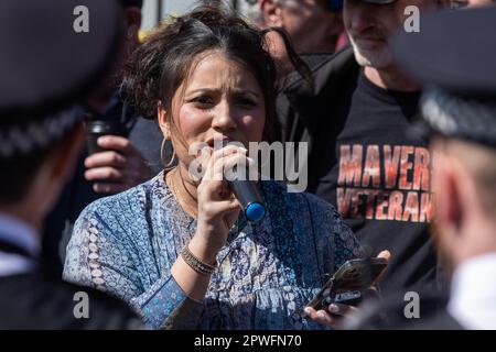 Londra, Regno Unito. 29th aprile 2023. Un oratore si rivolge ai sostenitori di Turning Point UK durante una protesta contro un evento Drag Queen Story Time presso il pub Honor Oak a Forest Hill. Turning Point UK, così come i gruppi di estrema destra come Patriotic alternative, hanno cercato di impedire che gli eventi precedenti di Drag Queen Story Time abbiano luogo. Una contro-protesta è stata organizzata dai gruppi Stand Up to Racism, Lewisham National Education Union e LGBTIQA+. Credit: Notizie dal vivo di Mark Kerrison/Alamy Foto Stock