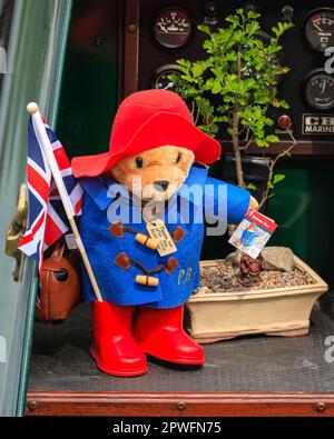 Londra, Regno Unito. 30th Apr, 2023. Paddington Bear sta viaggiando a bordo di una chiatta nel bacino. Barche a remi, chiatte e canaliere partecipano ancora una volta al festival IWA Canalway Cavalcade a Little Venice organizzato dall'Associazione delle vie navigabili interne (IWA), IWA Canalway Cavalcade ha il suo 40th° anniversario quest'anno, celebrando la vita delle barche sulle vie navigabili con un concorso per barche, musica, Bancarelle e intrattenimento per tutta la famiglia lungo il Canal Grande Union. Credit: Imageplotter/Alamy Live News Foto Stock