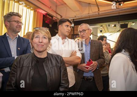 Charleroi, Belgio. 30th Apr, 2023. Ministro per la cooperazione allo sviluppo e la politica metropolitana Caroline Gennez, presidente del Vooruit Conner Rousseau e vice primo ministro e ministro della sanità pubblica e degli affari sociali Frank Vandenbroucke, nella foto di una riunione dei socialisti fiamminghi Vooruit a Lovanio, alla vigilia del primo maggio, Giornata del lavoro, Giornata internazionale dei lavoratori, Domenica 30 aprile 2023. FOTO DI BELGA NICOLAS MAETERLINCK Credit: Belga News Agency/Alamy Live News Foto Stock