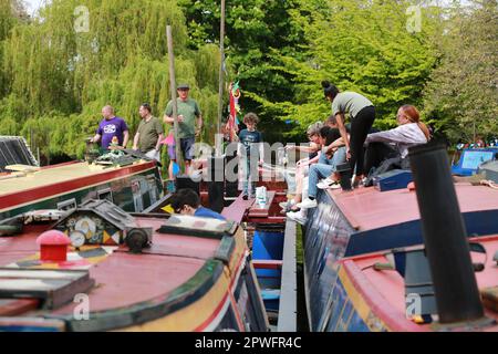 Londra, Regno Unito. 30 aprile 2023. La 40a edizione dell'IWA Canalway Cavalcade si svolge durante il weekend di May Bank Holiday nella Little Venice di Londra. Dove arriva il Grand Union Canal a Paddington, le barche a remi sono adornate di bunting e si svolgono eventi familiari insieme a varie competizioni tra armatori. Credito: Waldemar Sikora / Alamy Live News Foto Stock