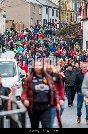 Clones, Contea di Monaghan, Irlanda. 30th Apr, 2023. Armagh ha sconfitto il 4-10 al 0-12 nella semifinale dell'Ulster Senior Football Championship tenutasi a St. Parco Tiernachs, cloni oggi. I fan di GAA di entrambe le squadre si trasformano in cloni dopo la partita. Credit: AG News/Alamy Live News. Foto Stock