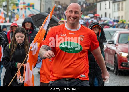 Clones, Contea di Monaghan, Irlanda. 30th Apr, 2023. Armagh ha sconfitto il 4-10 al 0-12 nella semifinale dell'Ulster Senior Football Championship tenutasi a St. Parco Tiernachs, cloni oggi. I fan di GAA di entrambe le squadre si trasformano in cloni dopo la partita. Credit: AG News/Alamy Live News Foto Stock