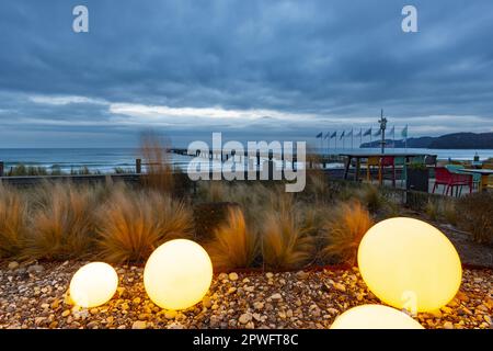 Spa Square di fronte al Kurhaus Binz, dietro il molo, Seaside Resort Binz, Isola Rügen, Meclemburgo-Pomerania occidentale, Germania, Europa Foto Stock