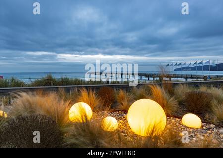 Spa Square di fronte al Kurhaus Binz, dietro il molo, Seaside Resort Binz, Isola Rügen, Meclemburgo-Pomerania occidentale, Germania, Europa Foto Stock