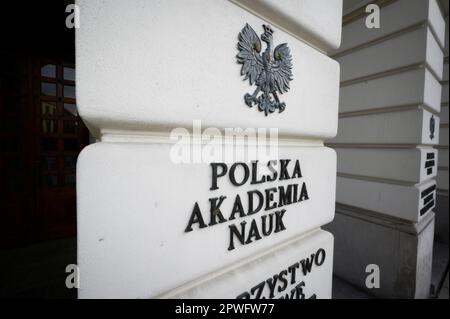 Particolare del Palazzo Staszico che ospita l'Accademia Polacca delle Scienze (Polska Akademia Nauk) è visto il 28 aprile 2023 a Varsavia, Polonia. Barbara Engelking, ricercatore dell'Olocausto presso l'Accademia polacca delle scienze in un'intervista al 80th° anniversario della rivolta del Ghetto di Varsavia sull'emittente televisiva TVN, ha affermato che durante la seconda guerra mondiale i cittadini polacchi non hanno svolto un ruolo significativo nell'aiutare gli ebrei a sfuggire alla persecuzione dai nazisti. La sua osservazione ha portato all'avvio di un'indagine da parte dell'ente nazionale di vigilanza radiotelevisiva e alla decisione del ministro dell'Istruzione Czarnek di scartare i finanziamenti del CEN polacco Foto Stock