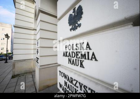 Particolare del Palazzo Staszico che ospita l'Accademia Polacca delle Scienze (Polska Akademia Nauk) è visto il 28 aprile 2023 a Varsavia, Polonia. Barbara Engelking, ricercatore dell'Olocausto presso l'Accademia polacca delle scienze in un'intervista al 80th° anniversario della rivolta del Ghetto di Varsavia sull'emittente televisiva TVN, ha affermato che durante la seconda guerra mondiale i cittadini polacchi non hanno svolto un ruolo significativo nell'aiutare gli ebrei a sfuggire alla persecuzione dai nazisti. La sua osservazione ha portato all'avvio di un'indagine da parte dell'ente nazionale di vigilanza radiotelevisiva e alla decisione del ministro dell'Istruzione Czarnek di scartare i finanziamenti del CEN polacco Foto Stock