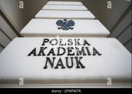 Particolare del Palazzo Staszico che ospita l'Accademia Polacca delle Scienze (Polska Akademia Nauk) è visto il 28 aprile 2023 a Varsavia, Polonia. Barbara Engelking, ricercatore dell'Olocausto presso l'Accademia polacca delle scienze in un'intervista al 80th° anniversario della rivolta del Ghetto di Varsavia sull'emittente televisiva TVN, ha affermato che durante la seconda guerra mondiale i cittadini polacchi non hanno svolto un ruolo significativo nell'aiutare gli ebrei a sfuggire alla persecuzione dai nazisti. La sua osservazione ha portato all'avvio di un'indagine da parte dell'ente nazionale di vigilanza radiotelevisiva e alla decisione del ministro dell'Istruzione Czarnek di scartare i finanziamenti del CEN polacco Foto Stock