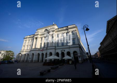 Il Palazzo Staszico che ospita l'Accademia Polacca delle Scienze (Polska Akademia Nauk) è stato visto il 28 aprile 2023 a Varsavia, Polonia. Barbara Engelking, ricercatore dell'Olocausto presso l'Accademia polacca delle scienze in un'intervista al 80th° anniversario della rivolta del Ghetto di Varsavia sull'emittente televisiva TVN, ha affermato che durante la seconda guerra mondiale i cittadini polacchi non hanno svolto un ruolo significativo nell'aiutare gli ebrei a sfuggire alla persecuzione dai nazisti. La sua osservazione ha portato all'avvio di un'indagine da parte dell'ente nazionale di regolamentazione radiotelevisiva e alla decisione del ministro dell'Istruzione Czarnek di scartare i finanziamenti del Centro Polacco per ho Foto Stock