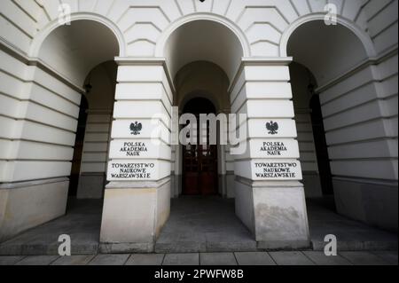 Particolare del Palazzo Staszico che ospita l'Accademia Polacca delle Scienze (Polska Akademia Nauk) è visto il 28 aprile 2023 a Varsavia, Polonia. Barbara Engelking, ricercatore dell'Olocausto presso l'Accademia polacca delle scienze in un'intervista al 80th° anniversario della rivolta del Ghetto di Varsavia sull'emittente televisiva TVN, ha affermato che durante la seconda guerra mondiale i cittadini polacchi non hanno svolto un ruolo significativo nell'aiutare gli ebrei a sfuggire alla persecuzione dai nazisti. La sua osservazione ha portato all'avvio di un'indagine da parte dell'ente nazionale di vigilanza radiotelevisiva e alla decisione del ministro dell'Istruzione Czarnek di scartare i finanziamenti del CEN polacco Foto Stock