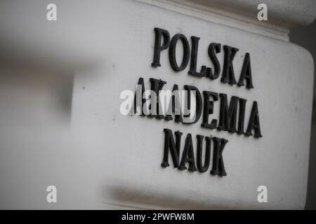 Particolare del Palazzo Staszico che ospita l'Accademia Polacca delle Scienze (Polska Akademia Nauk) è visto il 28 aprile 2023 a Varsavia, Polonia. Barbara Engelking, ricercatore dell'Olocausto presso l'Accademia polacca delle scienze in un'intervista al 80th° anniversario della rivolta del Ghetto di Varsavia sull'emittente televisiva TVN, ha affermato che durante la seconda guerra mondiale i cittadini polacchi non hanno svolto un ruolo significativo nell'aiutare gli ebrei a sfuggire alla persecuzione dai nazisti. La sua osservazione ha portato all'avvio di un'indagine da parte dell'ente nazionale di vigilanza radiotelevisiva e alla decisione del ministro dell'Istruzione Czarnek di scartare i finanziamenti del CEN polacco Foto Stock