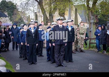 I cadetti obdurate della Royal Navy Training Ship sono all'attenzione durante la parata durante il servizio ANZAC Day a Warrington, 2023 Foto Stock
