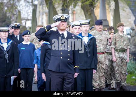 I cadetti obdurate della Royal Navy Training Ship sono all'attenzione mentre il loro ufficiale saluta durante il servizio ANZAC Day a Warrington, 2023 Foto Stock