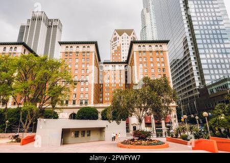 Los Angeles, California, USA - 25 aprile 2023. Storico Millennium Biltmore Hotel, vista da Pershing Square, centro di Los Angeles, California Foto Stock