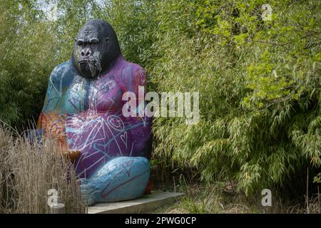 Statua delle scimmie grandi. La statua è ricoperta di graffiti. Foto Stock